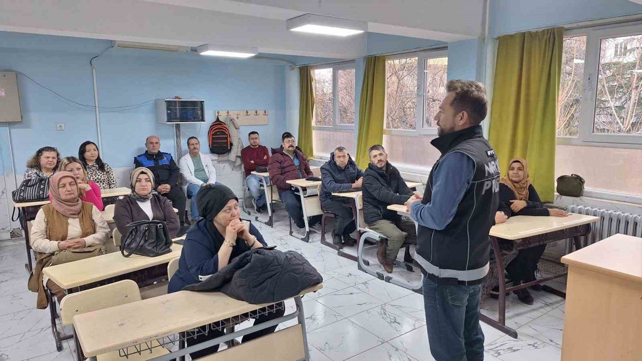Polisten lise öğrencilerine yönelik eğitim
