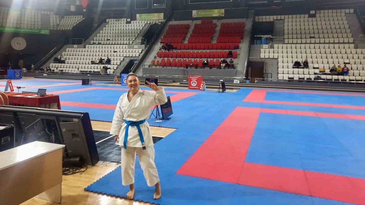 Aliağa Belediyesi Karate Antrenörü Nezahat Ayhan Türkiye şampiyonu oldu
