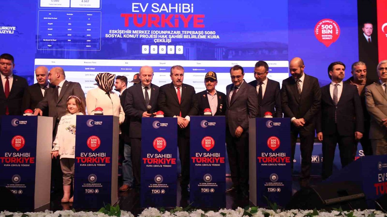 Eskişehir’de TOKİ’nin 6 bin 55 aileyi ev sahibi yapacağı kur’aların çekimi başladı
