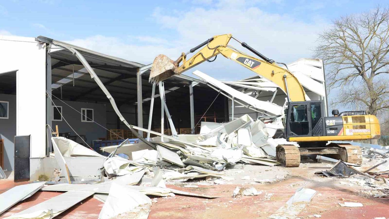 Nilüfer’de 3 noktada yıkım
