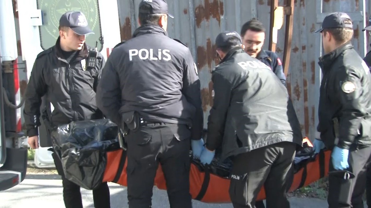 Gaziosmanpaşa’da boş bir arazide erkek cesedi bulundu
