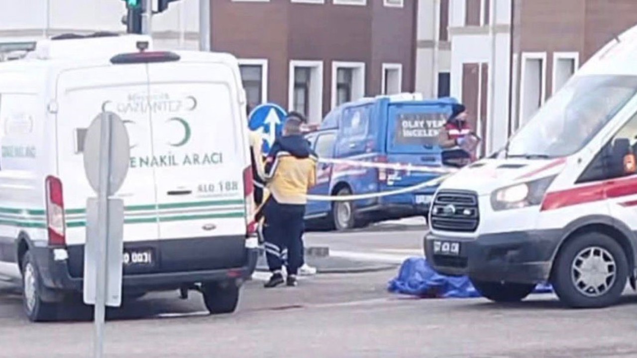 Otomobilin çarptığı motosikletli hayatını kaybetti
