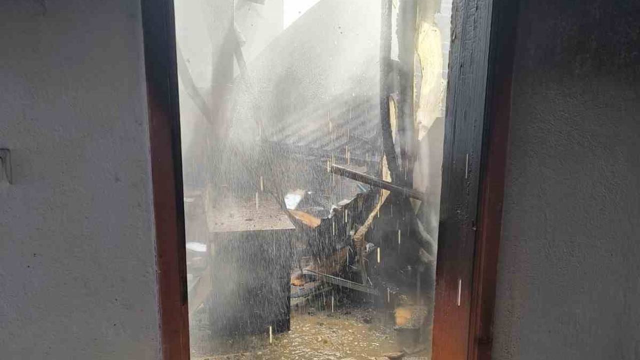 Çaldıran’da ev yangını
