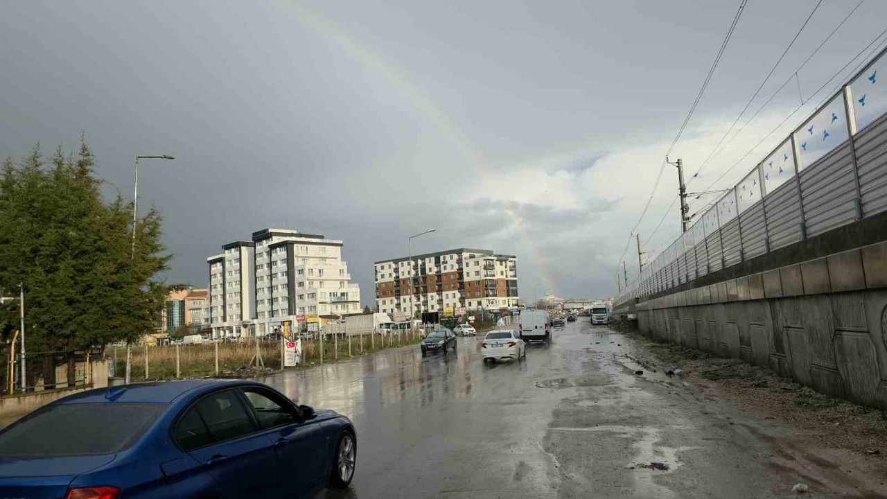 Edirne’de fırtınada yollar göle döndü, ağaç dalları kırıldı
