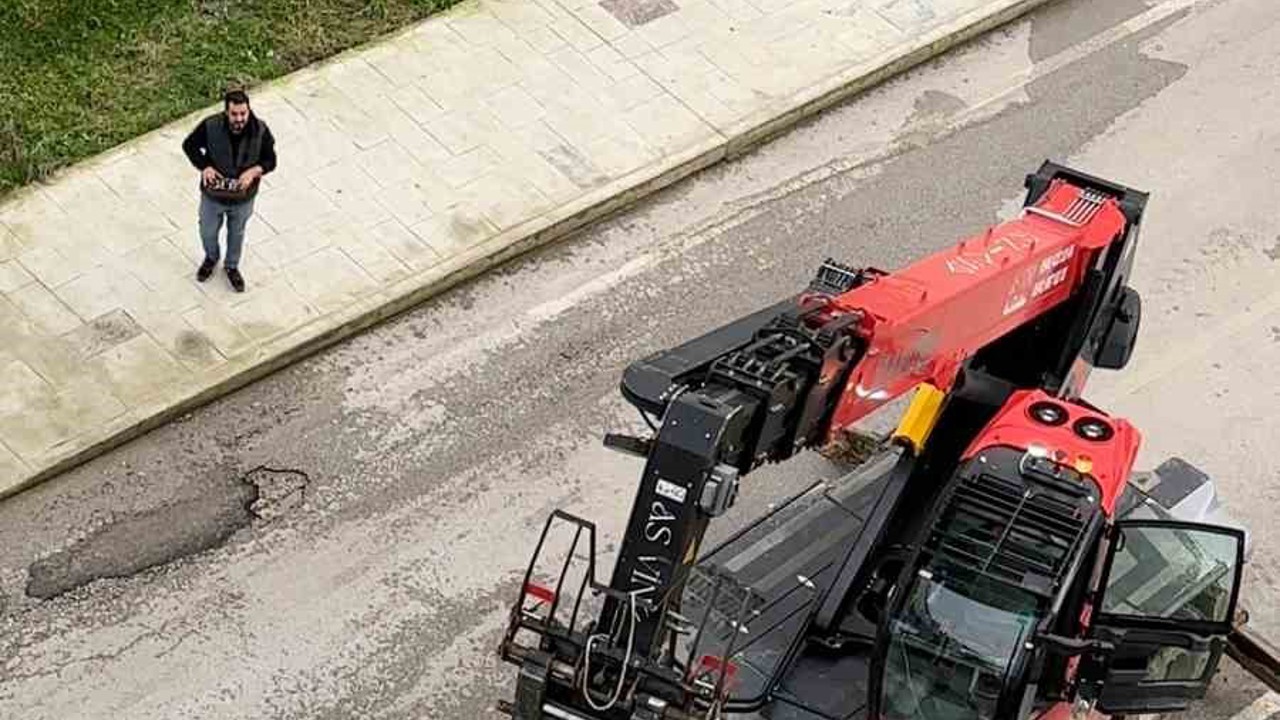 Sevgililer Günü’nü unuttu, iş makinesiyle balkona çıkarttığı güllerle gönül aldı
