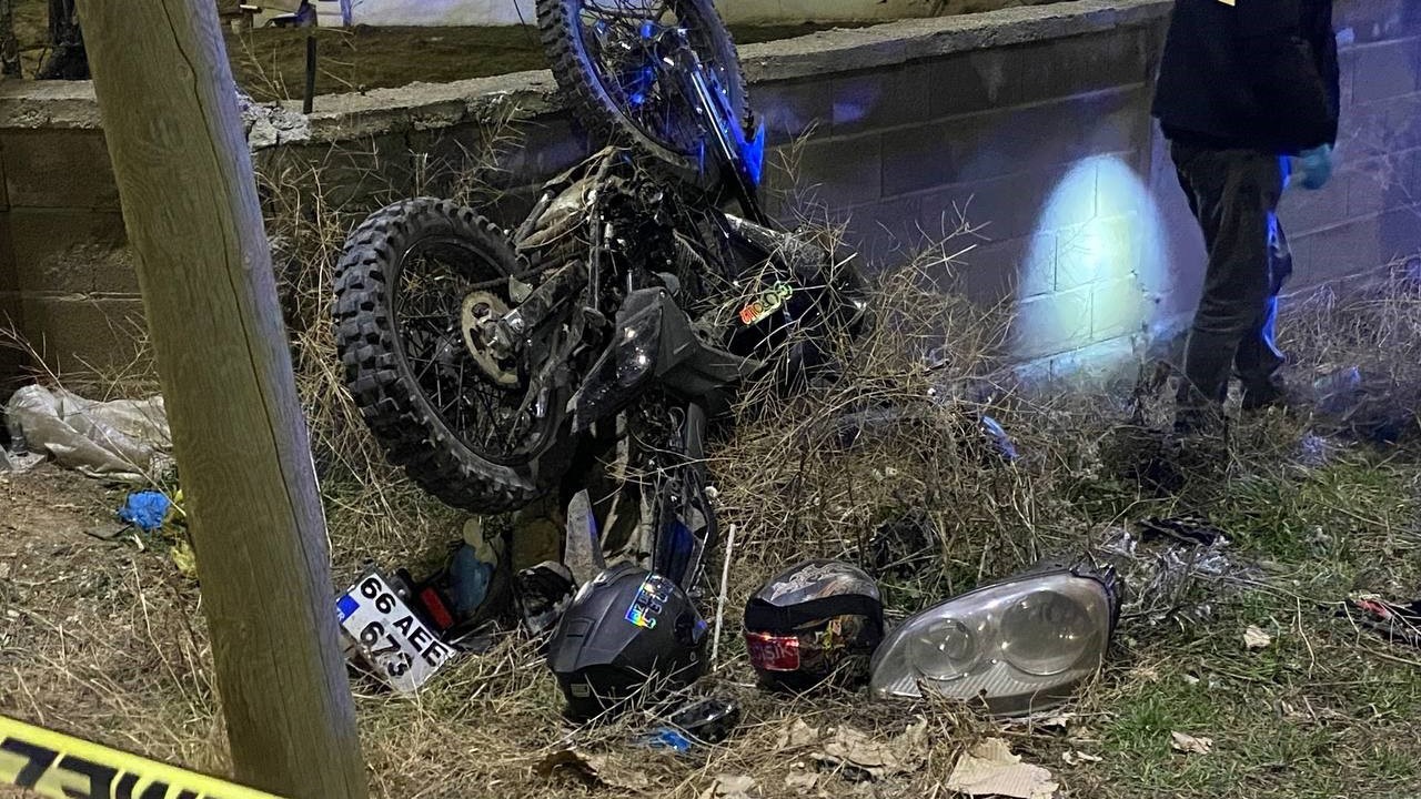 Motosiklet otomobille kafa kafaya çarpıştı: 1 ölü, 2 yaralı
