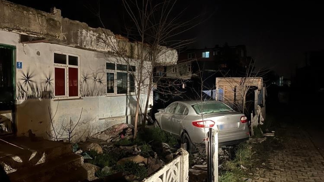 Ergene’de otomobil evin bahçesine daldı
