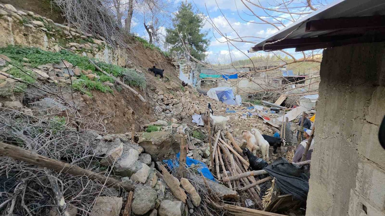 Depremde yıkılan evinin yerine yaptığı ahıra aşırı yağışta istinat duvarı çöktü
