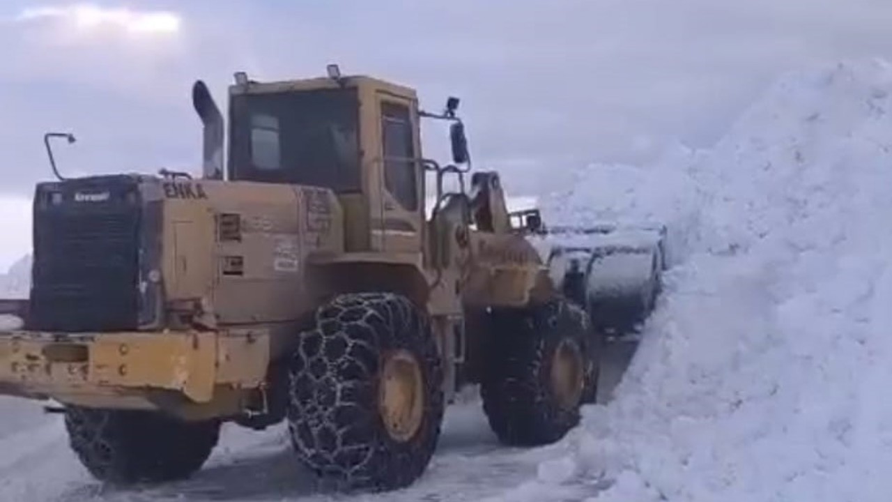 Bitlis’te yol açma ve genişletme çalışmaları sürüyor
