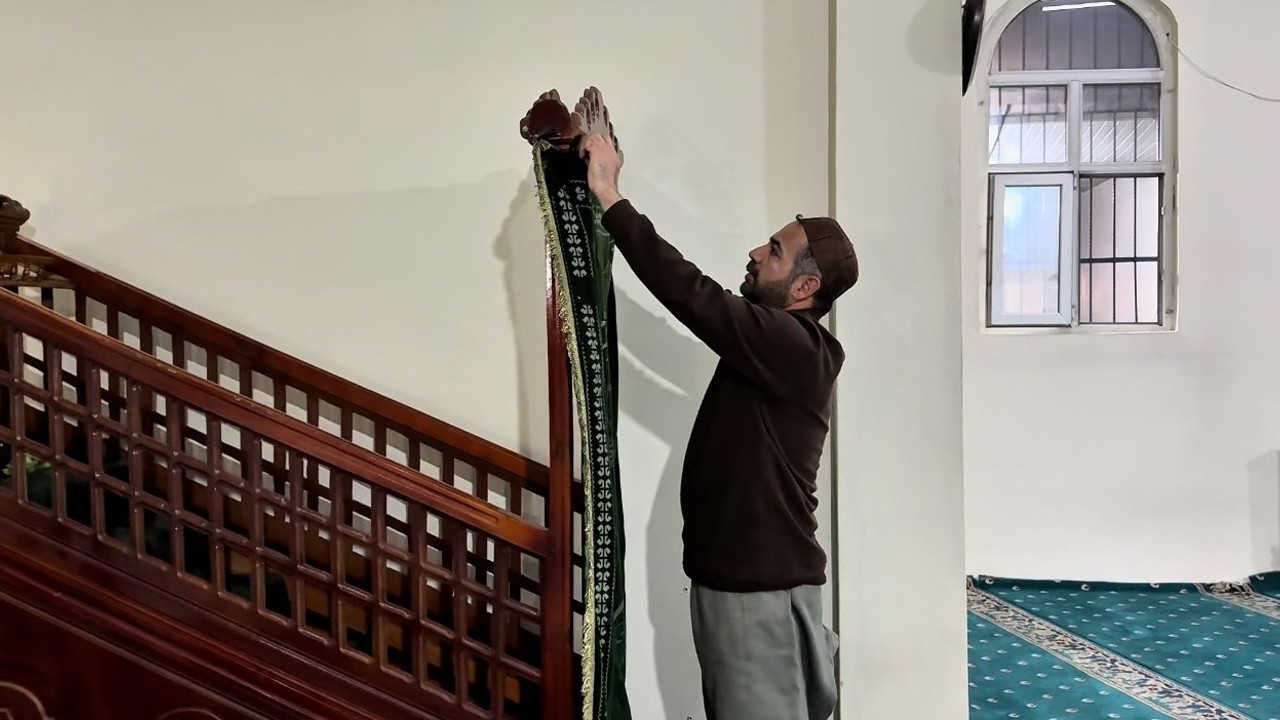 Yüksekova’da camiler Ramazan ayına hazır: İbadethaneler gül kokularıyla arındırıldı
