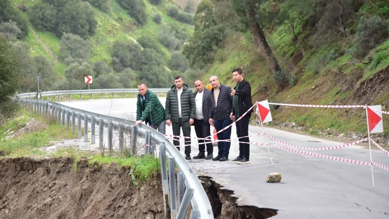 Aşırı yağış sonrası yol çöktü, ekiplerin çalışmaları sürüyor

