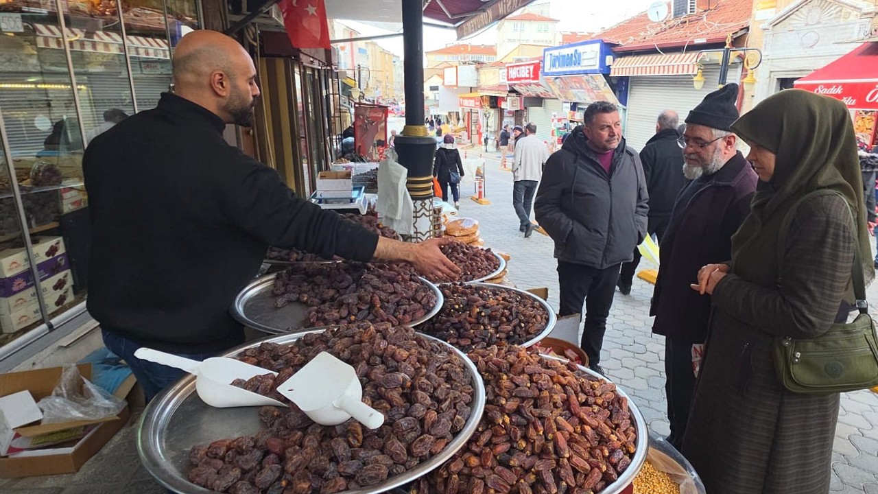 Kütahya’da hurma tezgâhlardaki yerini aldı, fiyatlar 150 TL’den başlıyor
