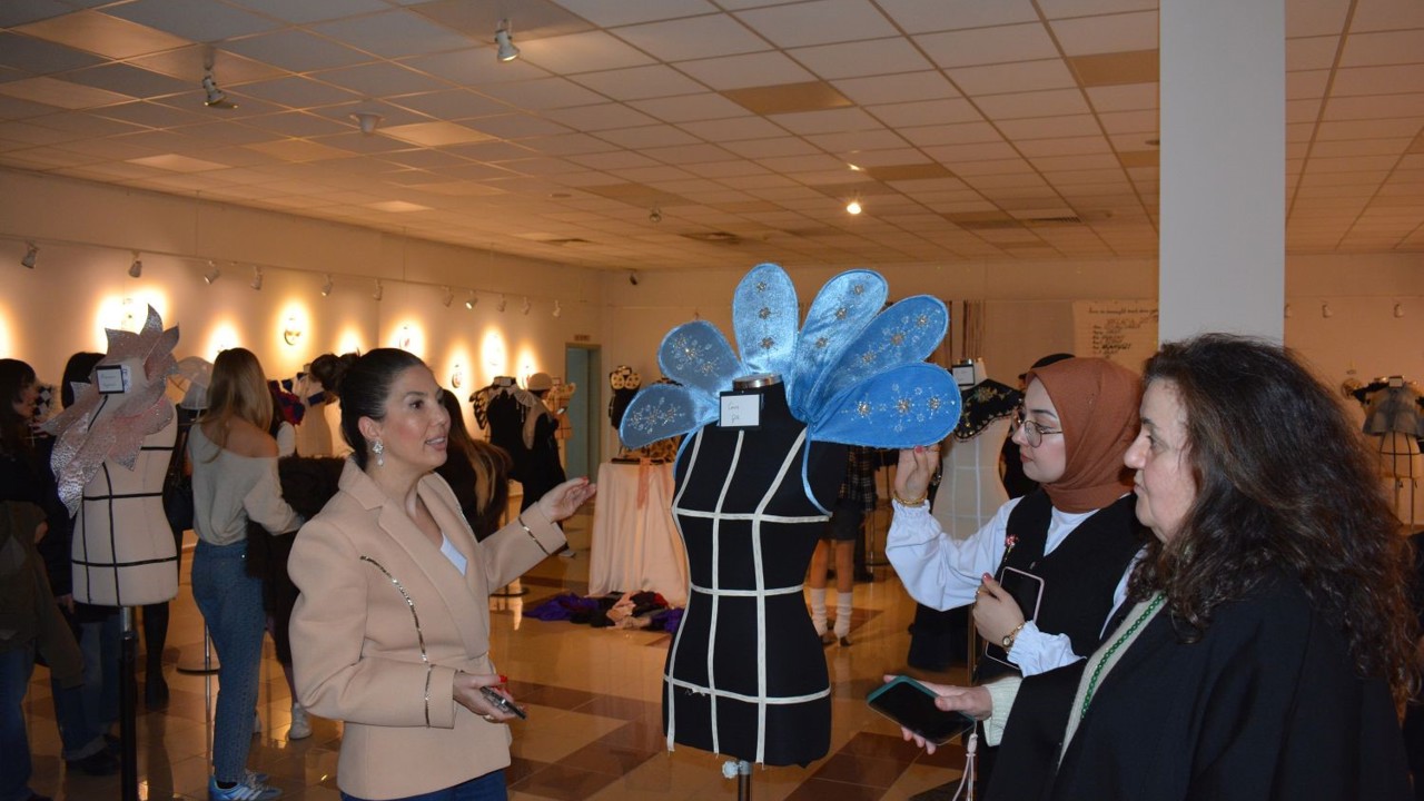 Egeli moda tasarım öğrencileri atık kumaşları sanata dönüştürdü
