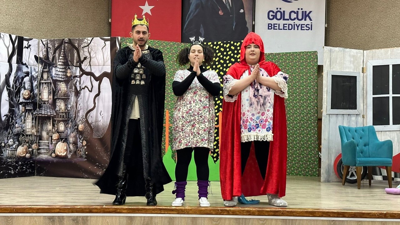 Gölcük’te çocuklar tiyatroyla buluştu
