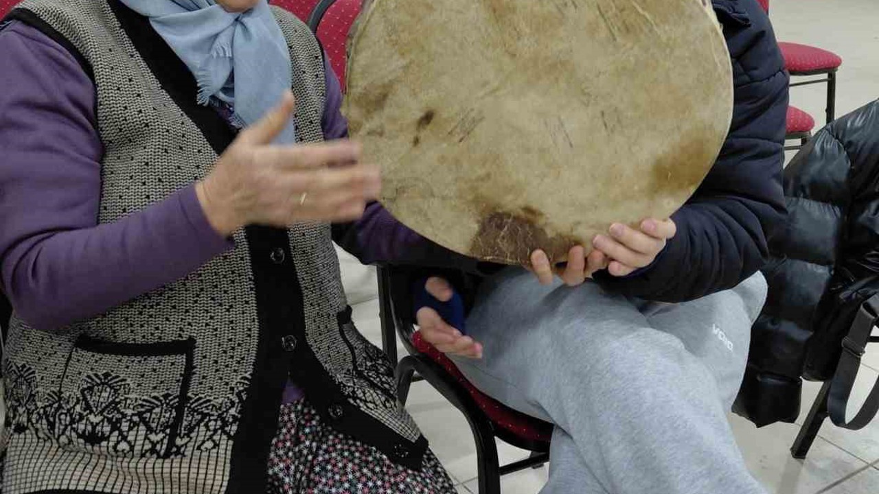 Pazarlar’da halk oyunları kursunda seslendirilen yöresel ezgiler
