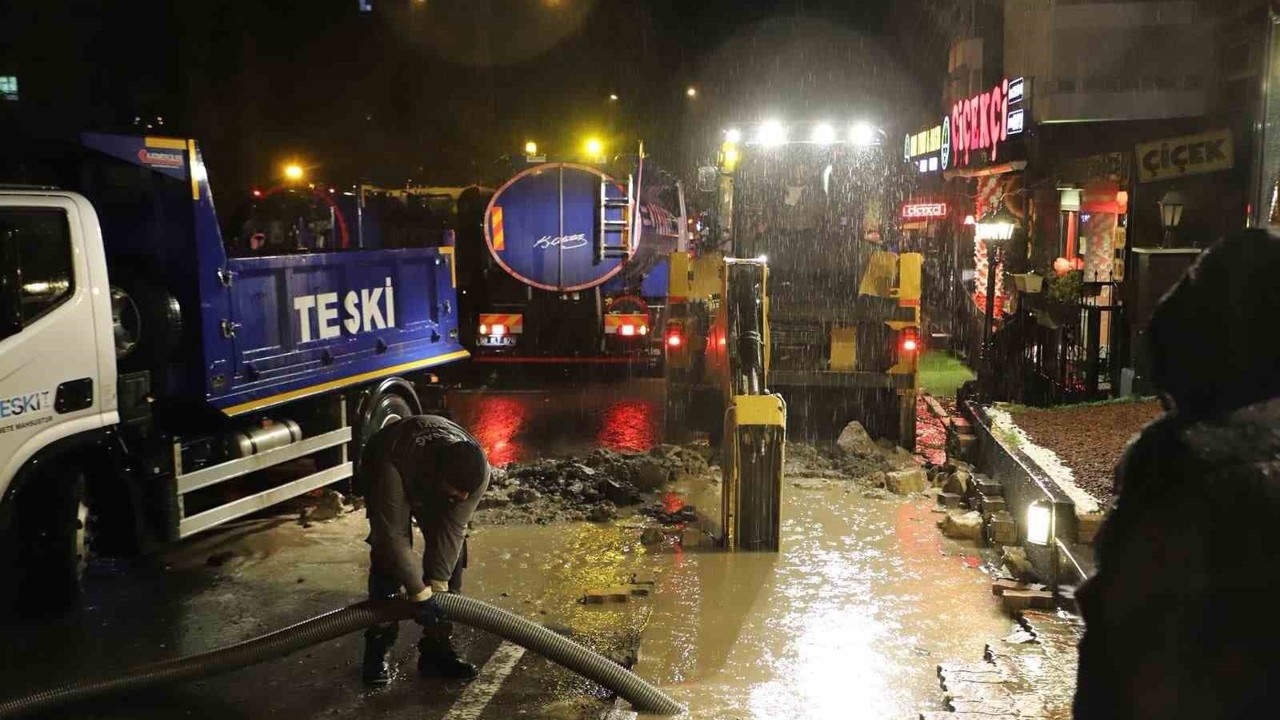 Çorlu’da gece yarısı altyapı alarmı: Kanalizasyon hattı çöktü
