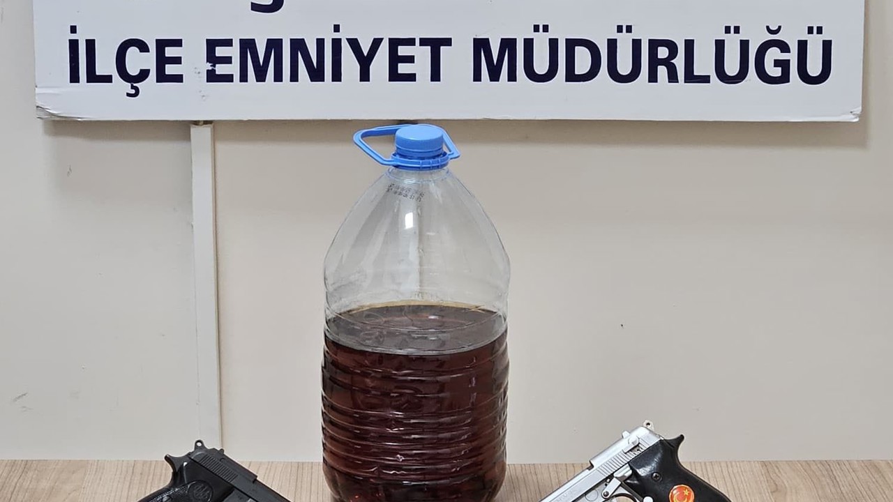 Polis iş yerine yaptığı baskında ruhsatsız silah ve bıçak ele geçirdi
