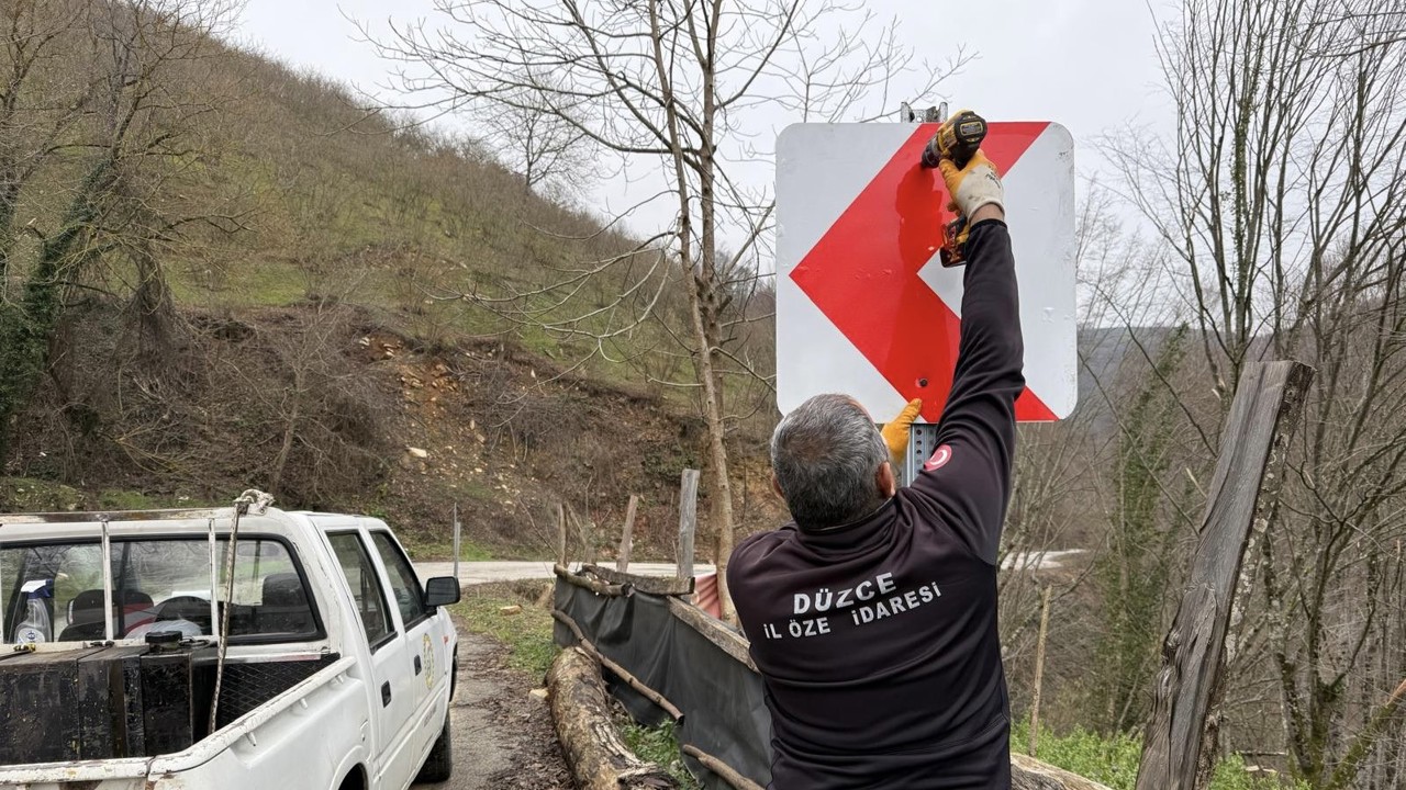 Trafik güvenliği için levhalar yerleştiriliyor
