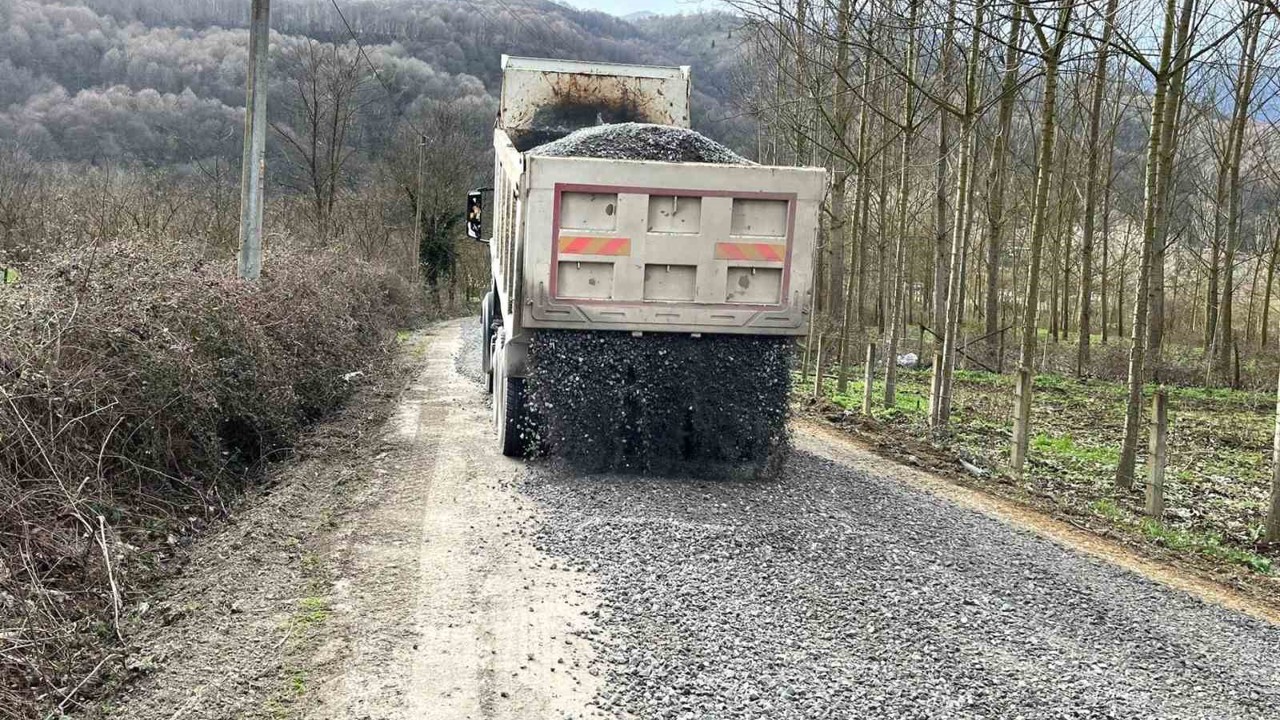 Havaların düzelmesiyle köy yollarında çalışmalar başladı
