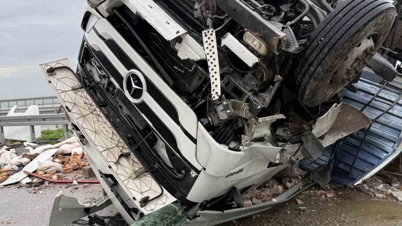 Otoyolda kazaya karışan tır ters döndü: 1 yaralı
