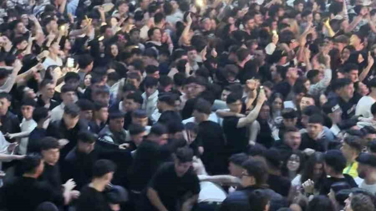 Tekme tokat darp edildi, çevredekiler aldırış etmeden müziğe ayak uydurdu
