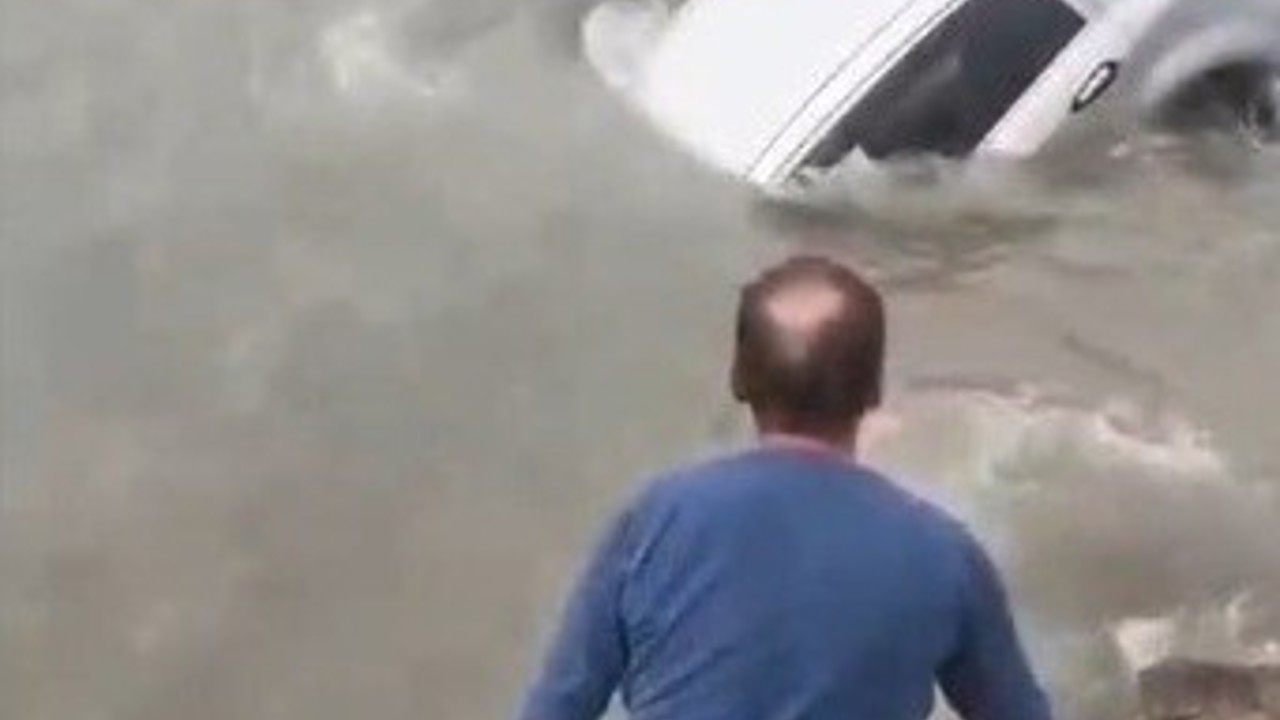 Aracıyla denize düşen sürücüyü Sahil Güvenlik kurtardı
