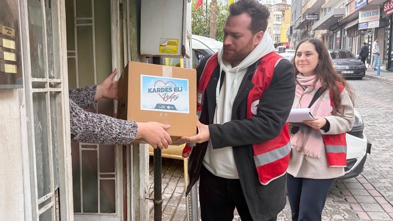 Efeler’de vatandaşlara gıda desteği
