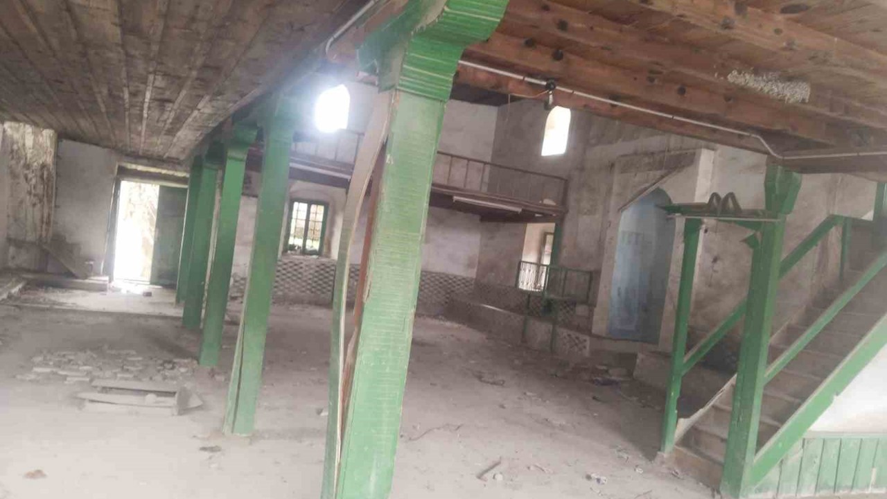 Balıkesir’de tarihi eski cami çürümeye başladı
