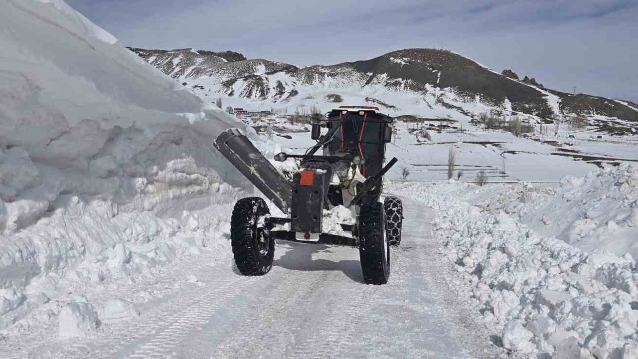 Son yılların en yoğun kar yağışını alan Iğdır’da karla mücadele aralıksız sürüyor
