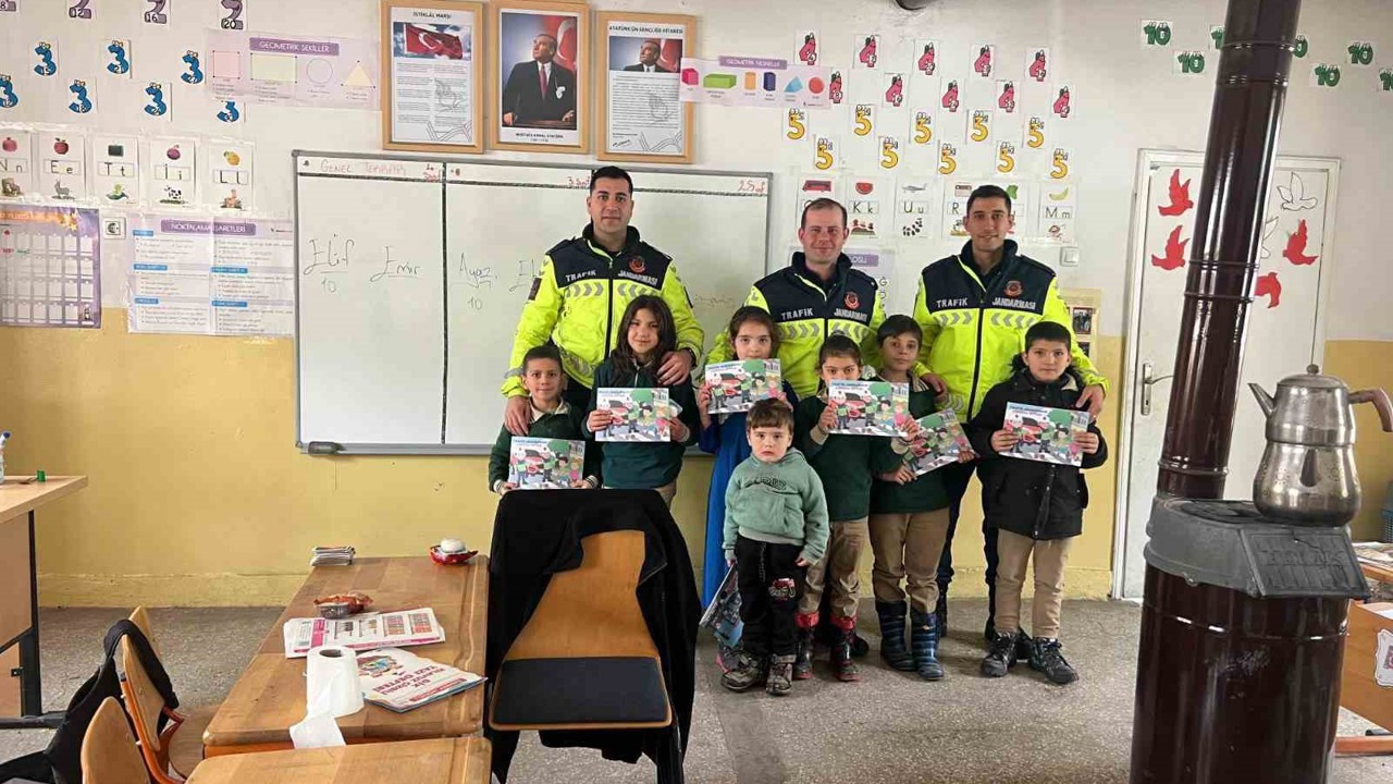 Muş’ta jandarmadan çocuklara trafik eğitimi
