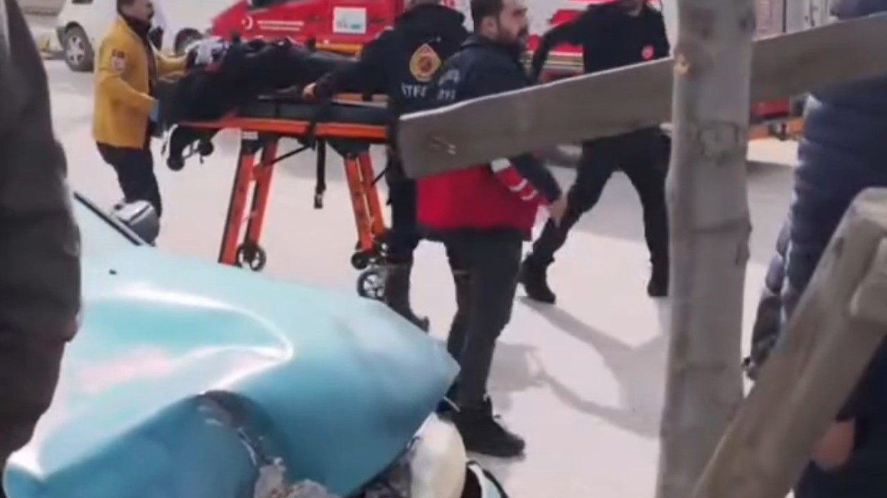 Van’da iki otomobil çarpıştı: 5 yaralı
