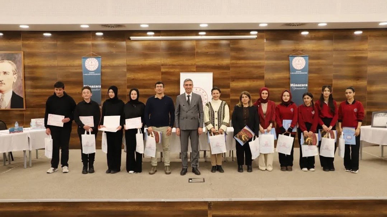 Bayburt’ta liseler arası "sosyal medya" münazarası
