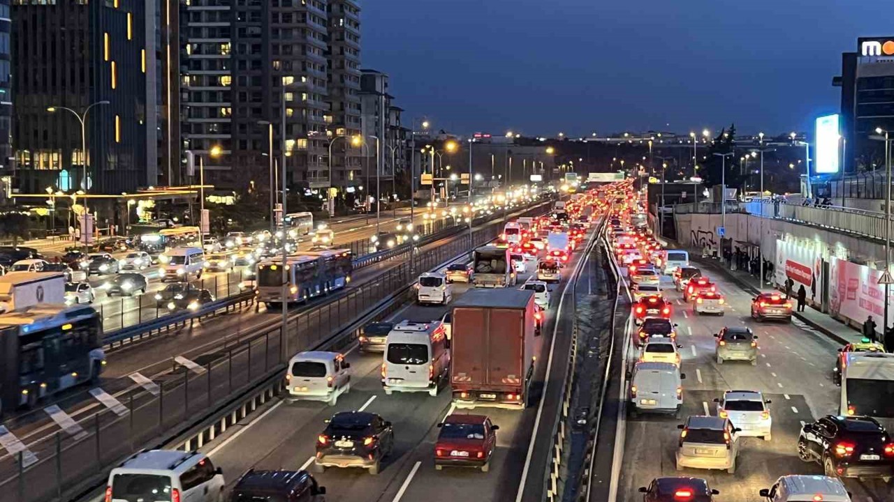 İstanbul’da trafik yoğunluğu yüzde 83’e ulaştı
