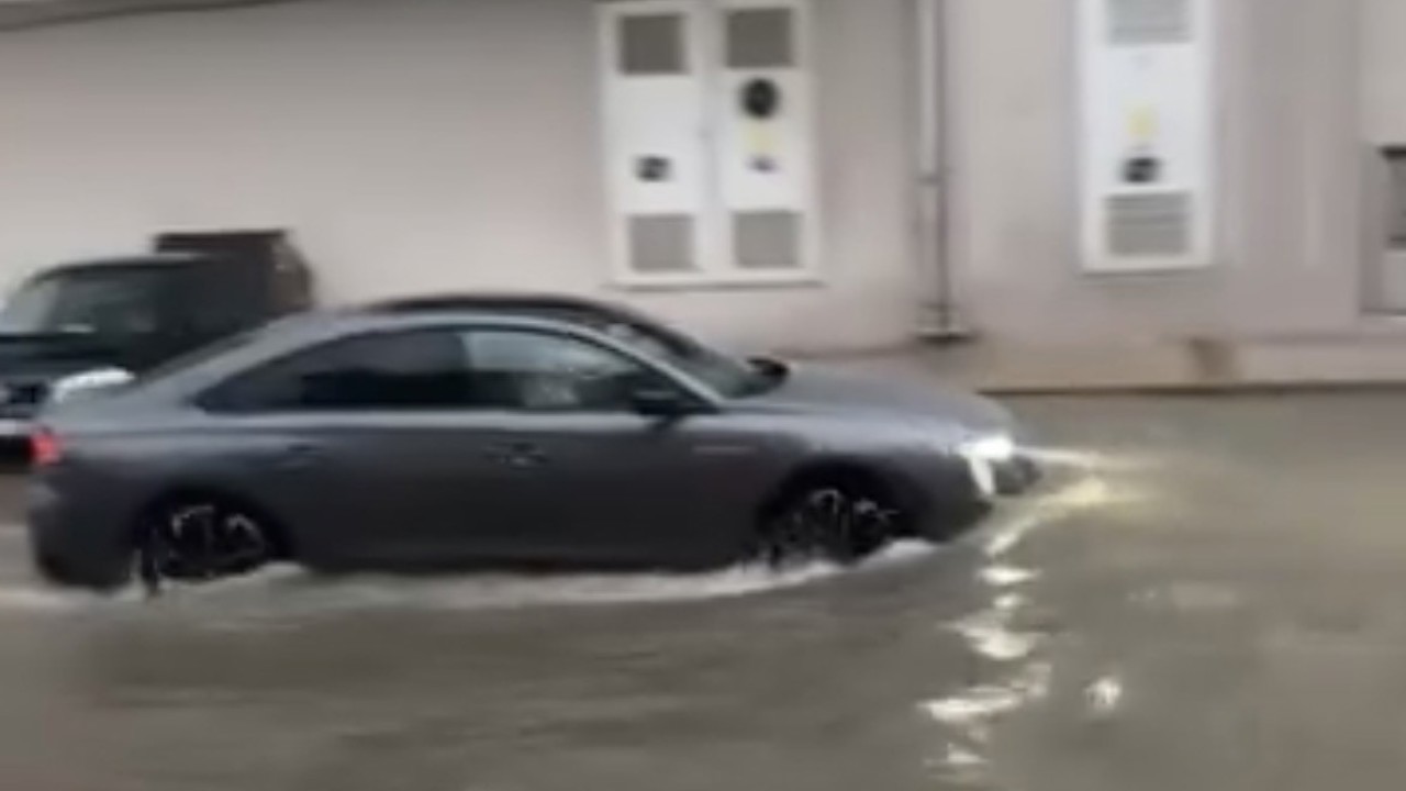 İzmir’de sağanak yağış hayatı olumsuz etkiledi
