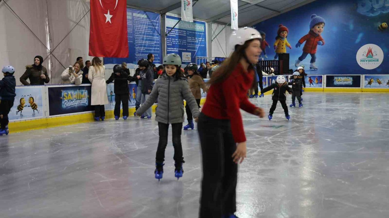 Nevşehir’de mobil buz pateni pisti hizmete açıldı

