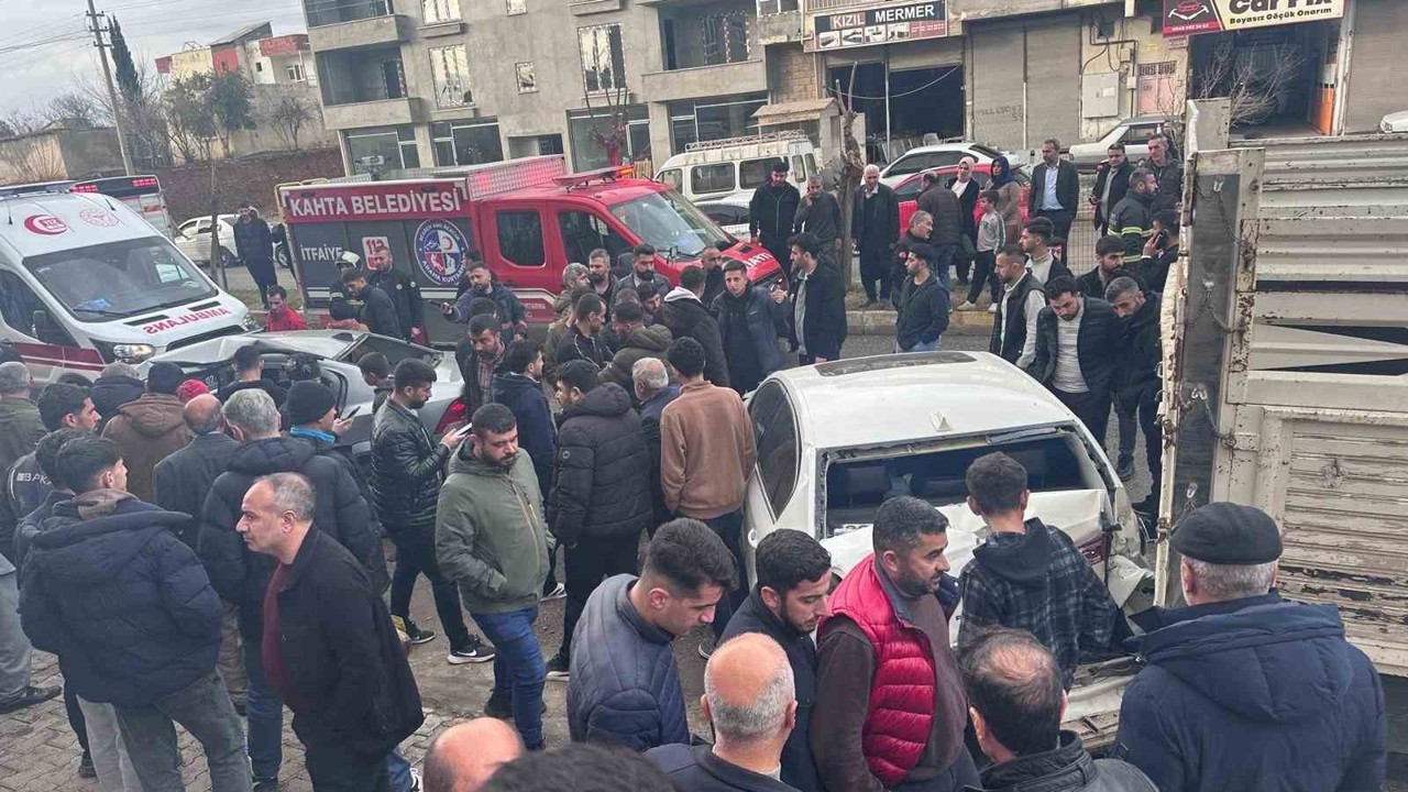 Otomobil park halindeki araçlara çarptı: 1’i ağır 3 yaralı
