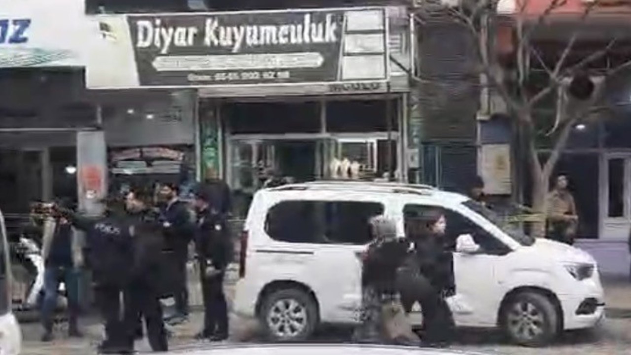 Gaziantep’te silahlı, maskeli ve biber gazlı kuyumcu soygunu: 1 kilo altın çalan 2 soyguncu yakalandı
