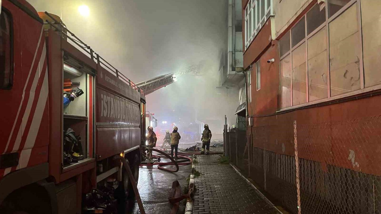 Bağcılar’da 4 katlı tekstil fabrikasında korkutan yangın
