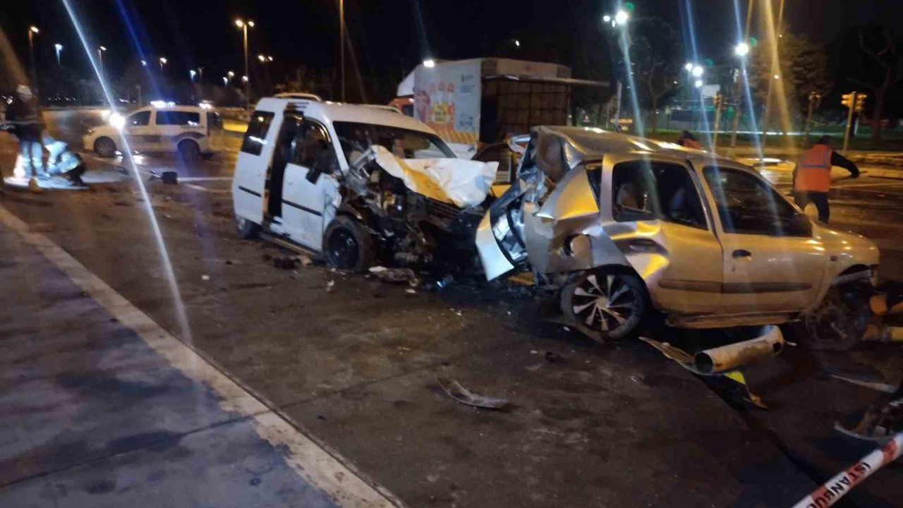 Kartal’da sahil yolunda hafif ticari araç park halindeki otomobile çarptı: 4 yaralı
