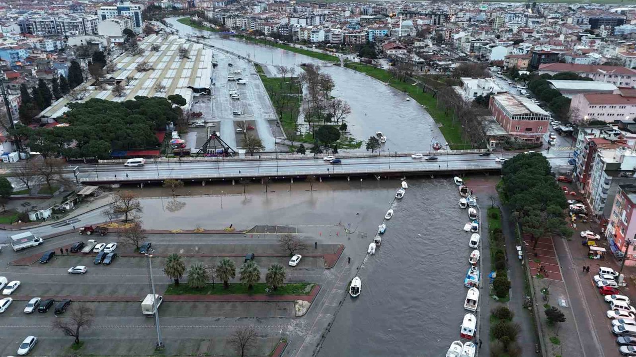 Çanakkale’de taşan Sarıçay dron ile görüntülendi
