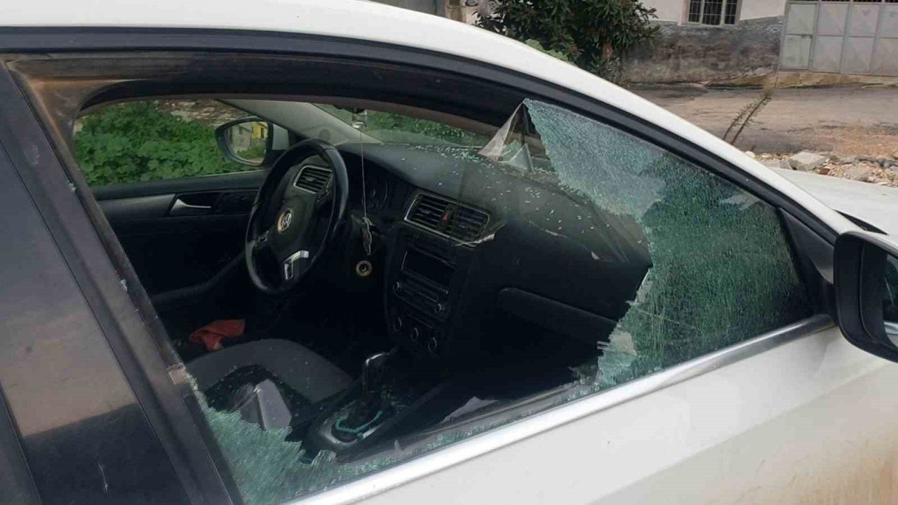Kaldırım taşıyla camını kırdıkları otomobilden depremzede vatandaşın 100 bin TL’sini çaldılar
