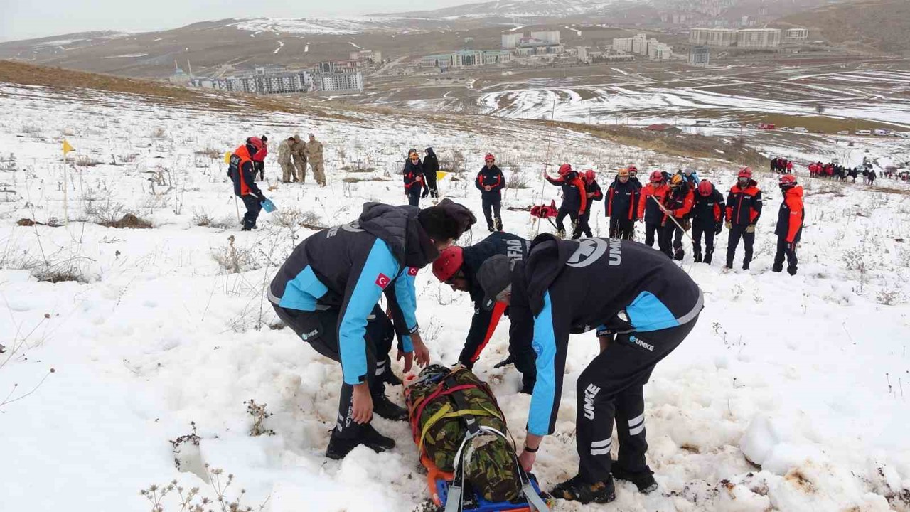 Bayburt’ta gerçeği aratmayan tatbikat: 3 kişi çığ altından çıkarıldı
