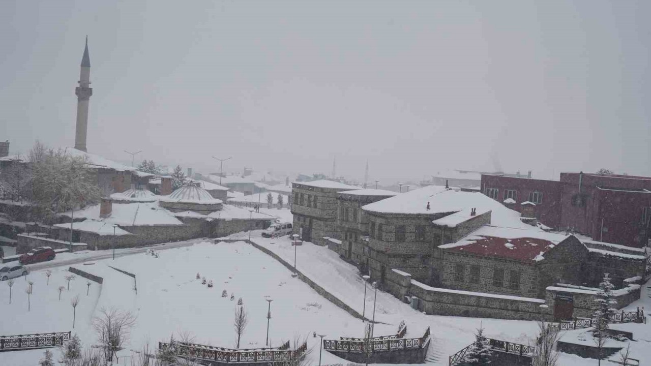 Doğu’ya kar yağmurla karışık geri geliyor
