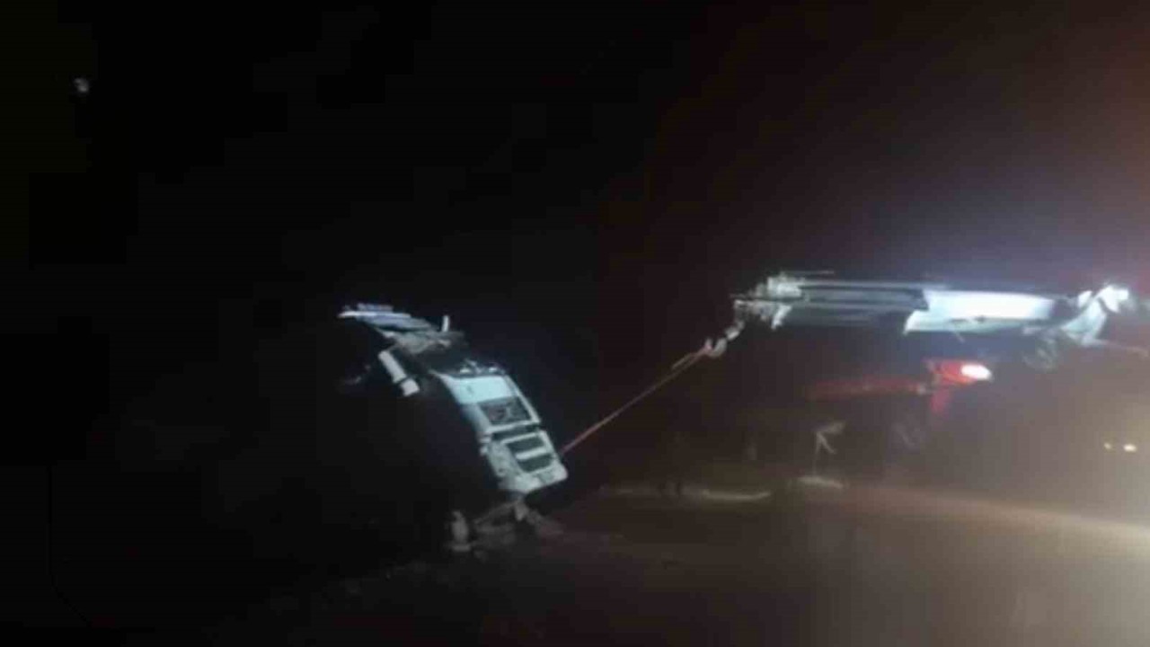 Siirt’te tır devrildi, sürücü hafif yaralandı
