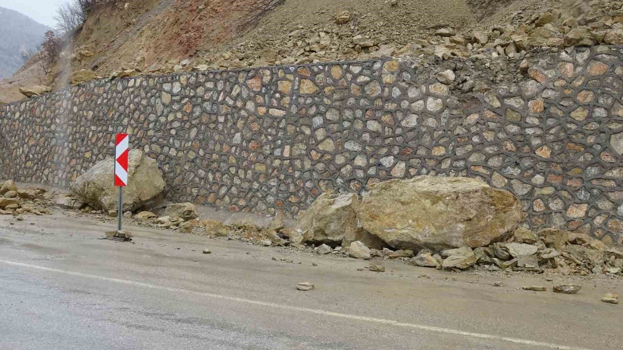 Malatya’nın Arapgir ilçesinde meydana gelen toprak kayması sonucu yola dev kayal
