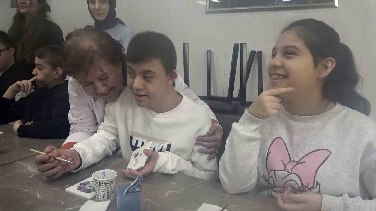 Kütahya’da özel öğrenciler çini sanatıyla buluştu
