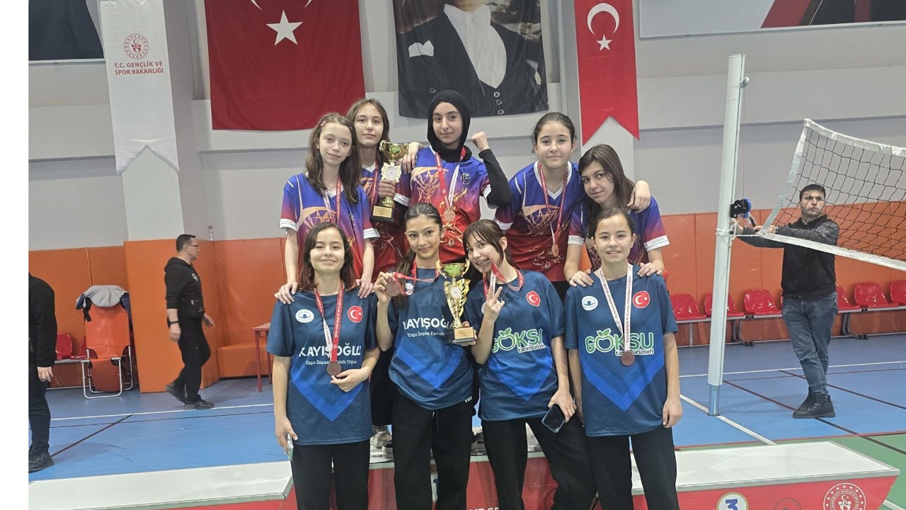 Pazarlar Ortaokulu’ndan badmintona büyük başarı
