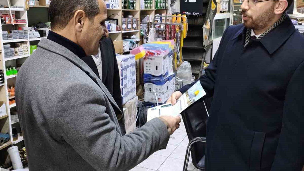 Müftü Geylani esnafla bir araya gelerek imsakiye hediye etti
