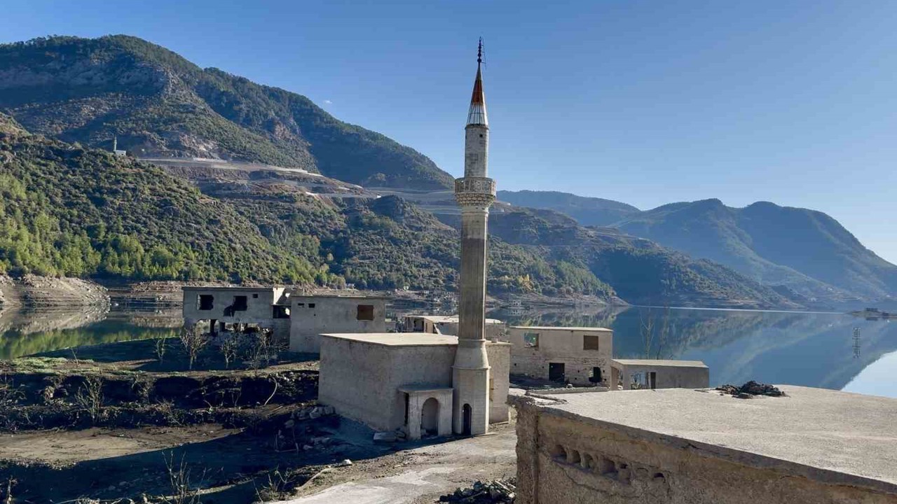 Kıbrıs’a içme suyu sağlayan baraj doldu, insan silueti ortaya çıktı
