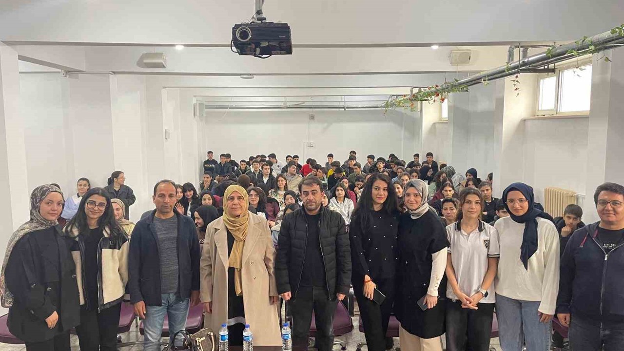 Yazar Naşide Can, Çermik Fen Lisesinde konferans verdi
